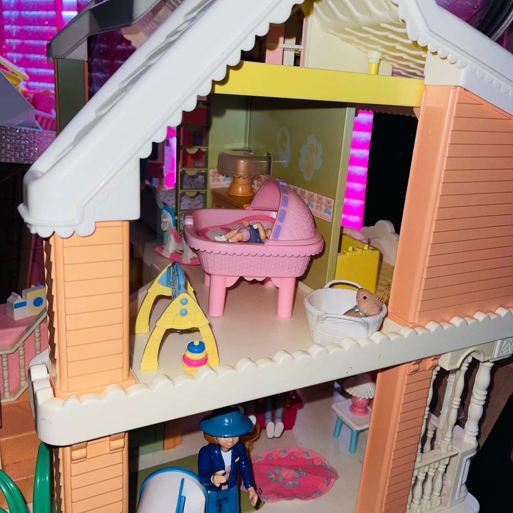 No low ball offers!Charming PLAYSKOOL Dollhouse furniture accessories